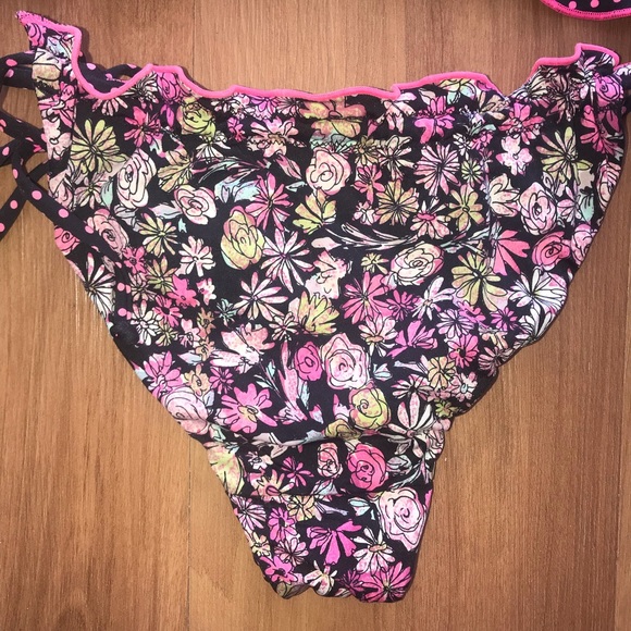 🆕 💕⭐️HP⭐️💕 Reversible Bikini Flower / Polka Dots - Picture 3 of 8
